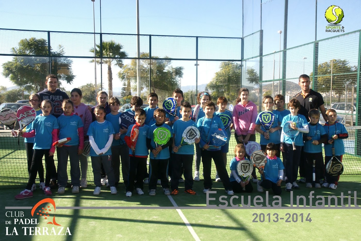 Grupo de la escuela infantil del club con sus palas