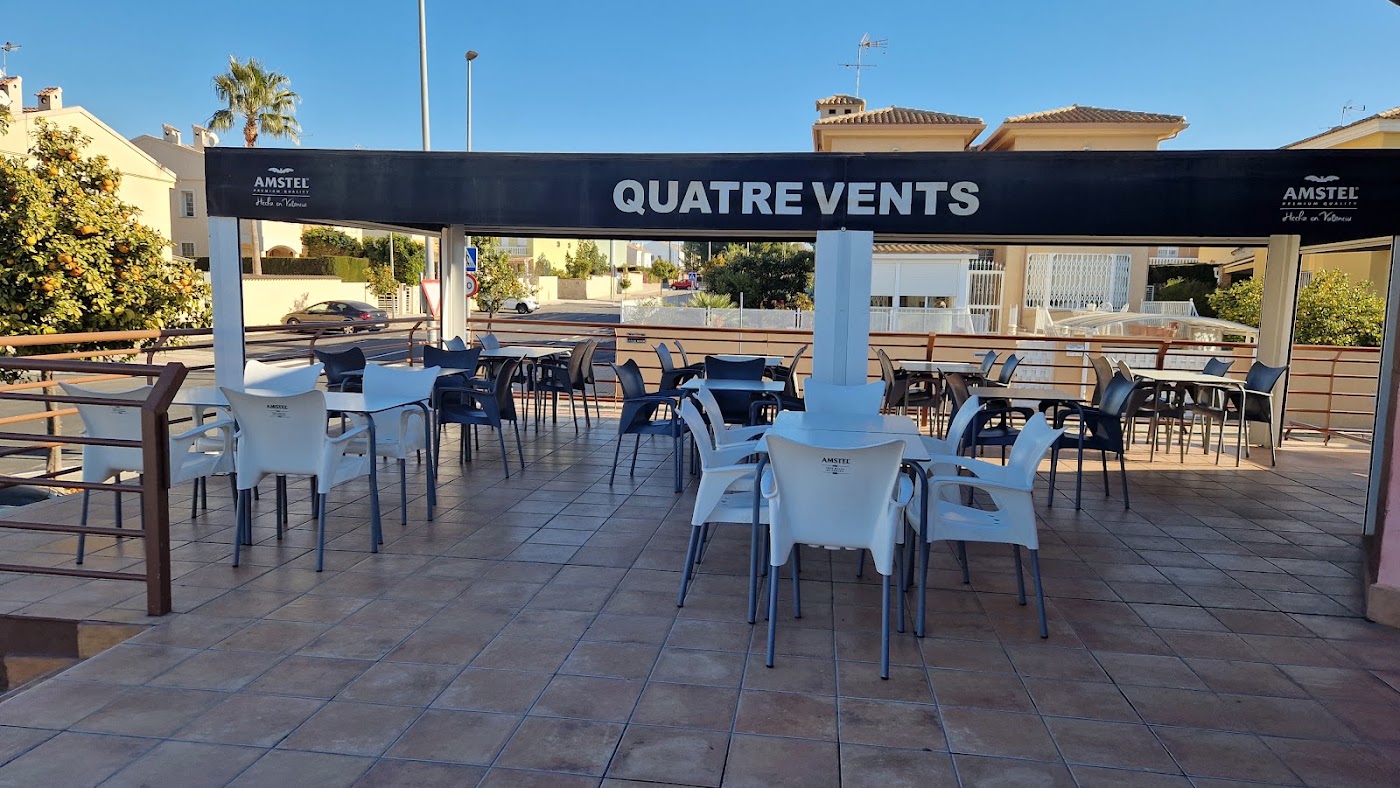 Terraza del Bar Quatre Vents con mesas y toldo